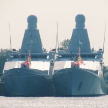 Zr.Ms. Groningen (P843) en Zr.Ms. Friesland (P842)