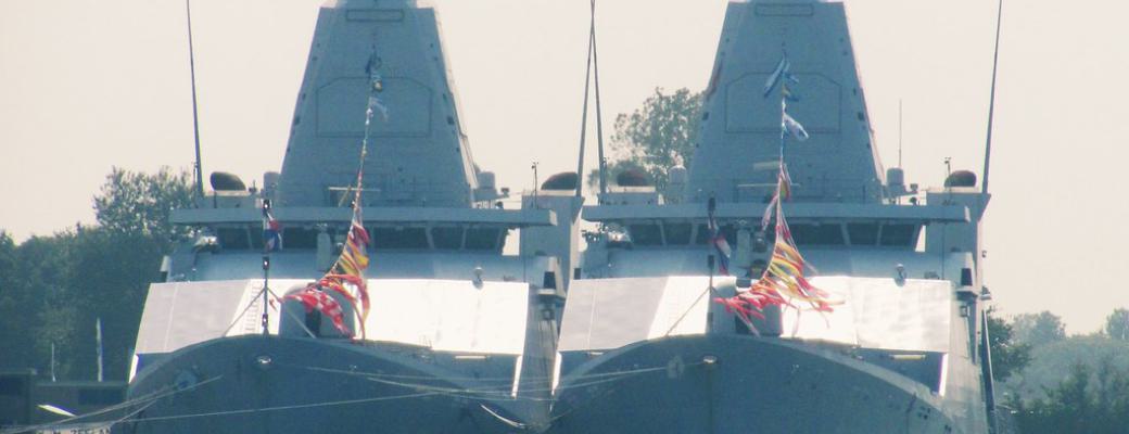 Zr.Ms. Groningen (P843) en Zr.Ms. Friesland (P842)