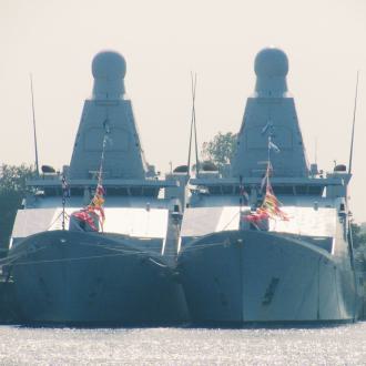 Zr.Ms. Groningen (P843) en Zr.Ms. Friesland (P842)