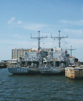 Hr.Ms. Delfzijl (M851) en Hr.Ms. Alkmaar (M850)