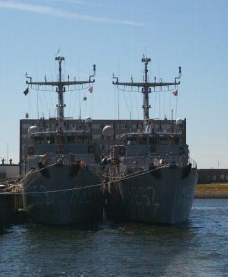 Zr.Ms. Haarlem (M853) en Zr.Ms. Zierikzee (M862)