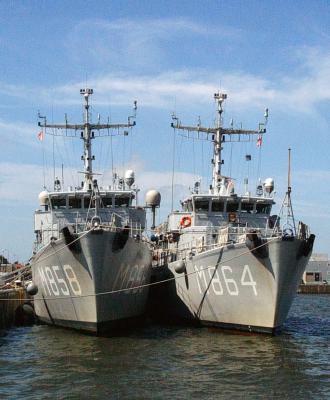Hr.Ms. Middelbrug (M858) en Hr.Ms. Willemstad (M864)
