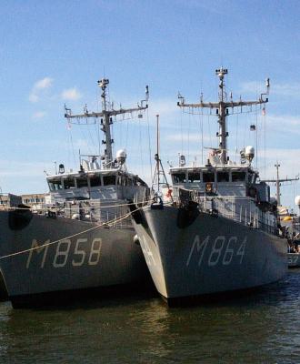 Hr.Ms. Middelbrug (M858) en Hr.Ms. Willemstad (M864)