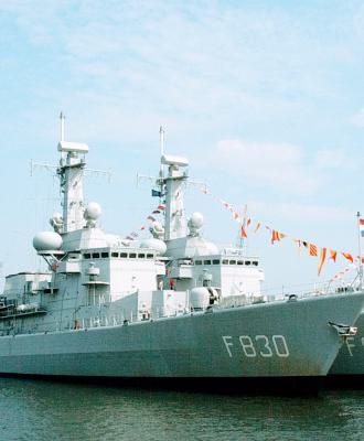 Hr.Ms. Tjerk Hiddes (F830) en Hr.Ms. Willem van der Zaan (F829)