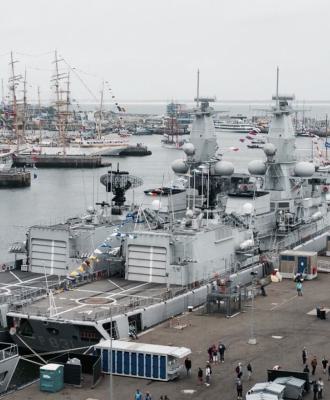 Zr.Ms. Van Speijk (F828) en Zr.Ms. Van Amstel (F831)