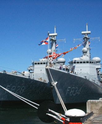 Hr.Ms. Van Speijk (F828) en Hr.Ms. Van Galen (F834)