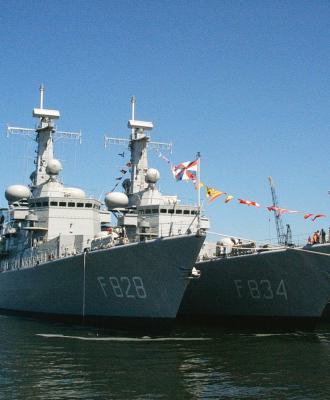 Hr.Ms. Van Speijk (F828) en Hr.Ms. Van Galen (F834)
