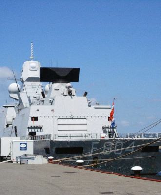 Zr.Ms. Evertsen (F805) en Zr.Ms. De Zeven Provinciën (F802)