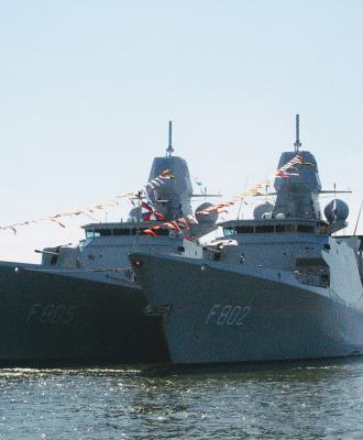 Zr.Ms. Evertsen (F805) en Zr.Ms. De Zeven Provinciën (F802)