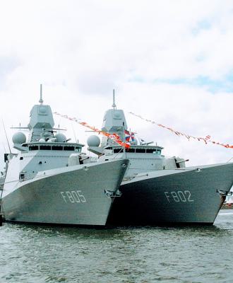 Zr.Ms. Evertsen (F805) en Zr.Ms. De Zeven Provinciën (F802)