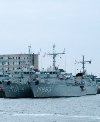 Zr.Ms. Willemstad (M864) en Zr.Ms. Vlaardingen (M863)