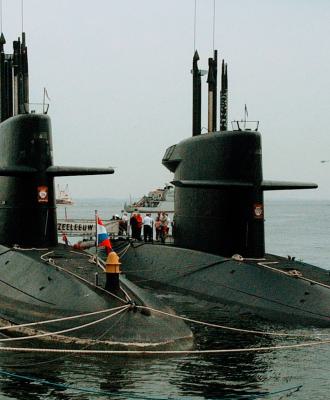 Zr.Ms. Bruinvis (S810) en Zr.Ms. Zeeleeuw (S803)